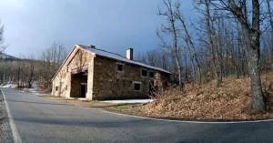 Antigua casa de peones camineros reconvertida en refugio infantil, el refugio infantil de El Palancar, situado en la carretera M-611 (Puerto de la Morcuera) de Miraflores de la Sierra (Madrid) a Rascafría (Madrid).