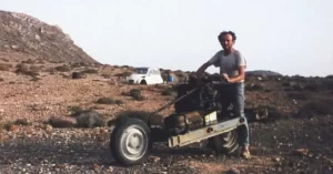 El señor Leray con el 'engendro' fabricado a partir de lo que quedó del Citroën.