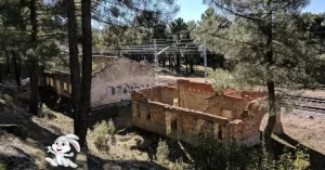  Fotografía de la parte de atrás del abandonado apeadero de Fontuana  tomada desde el camino de servicio, que lleva también a la fuente de Verato.