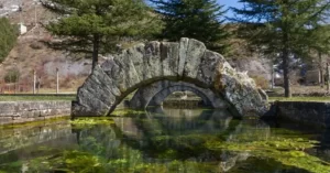 De los tres arcos de medio punto que forman la Fuente de la Reana, solamente uno (el del extremo más cercano a la ermita) es original, los otros dos fueron incorporados entre 1980 y 1981 para reproducir fielmente lo que fue la fuente en su construcción.