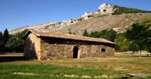 La ermita de San Juan de Fuentes Divinas es de finales del siglo XII o principios del XIII. Edificio muy modesto, la entrada se hace por una puerta apuntada en el muro del mediodía que envuelve un modillón sencillo. La capilla tiene bóveda apuntada. En la imagen se puede apreciar uno de los surcos escavados en la tierra que conducen el agua de la fuente a los huertos cercanos.