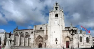 Catedral de San Antolín vista desde la Plaza de la Inmaculada e, indicado por la flecha el lugar donde se encuentra las dos gárgolas, la del fraile fotógrafo y la del esqueleto.