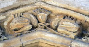 Los dos extraterrestres esculpidos en piedra en la portada de los Reyes se colocaron allí para datar la restauración.