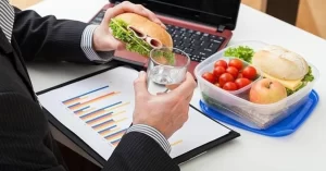 El preparar la comida en casa y llevártela al trabajo en un táper puede suponer hasta un 50% de ahorro respecto a comer en un restaurante.