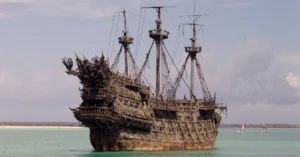 El Holandés Errante (o Holandés Volador) es un mítico barco fantasma condenado a navegar eternamente por los océanos. Según la leyenda marítima, su capitán desafió a una tormenta cerca del Cabo de Buena Esperanza, y avistar su resplandor sobrenatural en alta mar se considera un presagio de fatalidad.
