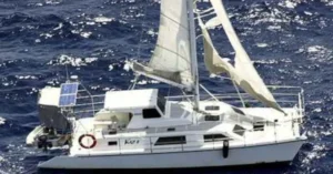El Kaz II, bautizado como el "catamarán fantasma", es uno de los misterios marítimos más escalofriantes de Australia. En abril de 2007, la embarcación fue encontrada a la deriva frente a las costas de Queensland en perfectas condiciones, con el motor encendido, un portátil activo, la radio y el GPS funcionando, ropa tendida y la mesa puesta para comer, pero completamente sin tripulación.