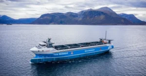 El Yara Birkeland es el primer portacontenedores 100 % eléctrico y autónomo del mundo. Operando en Noruega para la empresa de fertilizantes Yara, este buque con capacidad para 120 TEU reduce sus emisiones a cero. Su ruta entre Herøya y Brevik evita unos 40.000 viajes anuales de camiones diésel.