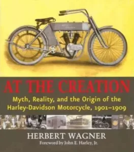 En este libro se explica que la referencia de que el carburador de la primera Harley-Davidson era una 'lata de tomate' era solo una comparación (también se referían a las bujías como 'pomos de las puertas', pues eran de gran tamaño y de varias piezas).