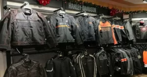 Esta ropa ayuda incluso a los no propietarios a identificarse con el estilo de vida Harley-Davidson.