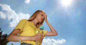 El golpe de calor se produce cuando el cuerpo se vuelve incapaz de controlar su temperatura. La temperatura corporal aumenta rápidamente, el mecanismo de sudoración falla y el cuerpo no puede enfriarse. Esta condición puede causar la muerte o discapacidad permanente si no se proporciona tratamiento de emergencia. Los calambres por calor y el agotamiento también son impactos en la salud de la exposición al calor extremo.