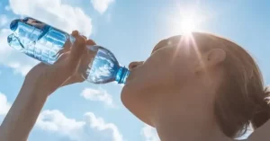 La hidratación es el proceso de equilibrar las pérdidas de agua del cuerpo, perdidas por la orina, por el sudor, por la respiración y por las heces, a través de la ingesta de líquidos (aunque las bebidas no son la única forma de hidratarse, también puedes hidratarte por medio de alimentos como frutas y verduras. La ingesta regular de frutas y verduras aporta un porcentaje significativo de agua y, además, aportan nutrientes y vitaminas que tu cuerpo necesita) siendo esencial para el funcionamiento del organismo.