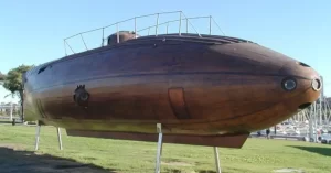 Réplica del submarino de madera de Monturiol Ictíneo II en el Puerto Viejo de Barcelona.