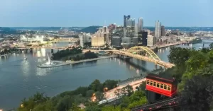 El Duquesne Incline es junto con Monongahela Incline, es una de las dos 'inclines' para pasajeros que aún están en funcionamiento en la ciudad de Pittsburgh. Unen el Monte Washington con la orilla del río Ohio.