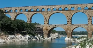 El Pont du Gard es un famoso acueducto romano situado en el sur de Francia, cerca de la localidad de Vers-Pont-du-Gard, en la región de Occitania.