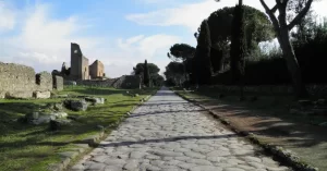 La Vía Apia, construida a partir de 312 a.C., conectaba a Roma con Capua (separadas 190 km) mientras que las ciudades importantes a lo largo de su trayecto estaban conectadas solo a través de caminos secundarios.