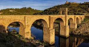 El puente de Alcántara es un puente romano en arco construido entre los años 103 y 104 sobre el río Tajo en las inmediaciones de la actual localidad cacereña de Alcántara en España, cerca de la frontera con Portugal.