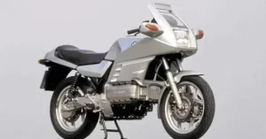 Esta es la RS que no me gustaba (ni el carenado, ni el manillar sport), así que les hice cambiar todo el kit a la otra que era para Bertín Osborne y, como ya la había pagado, pues le regalé a Bertín el carenado.