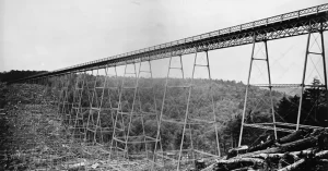 Era un puente de ferrocarril de gran longitud (625 m) y el mas elevado del mundo (92 m), record que mantuvo durante dos años, hasta la construcción del puente Garabit en Francia. Se construyó en solo 92 días y se le consideró la 'Octava Maravilla del Mundo'