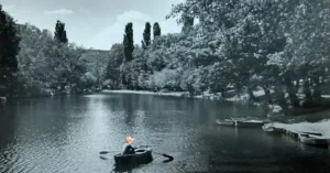 De este lago se escribió en el año 1946: "El lago con sus 20.000  m2 y 15 m de profundidad, constituye el elemento deportivo de más excepcional interés con que cuenta la Ciudad Ducal. Centro de natación y ejercicos náuticos durante el estío; cubierto de una gruesa capa de hielo en los meses más crudos del año, es apto para el patinaje deportivo".