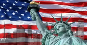El símbolo más reconocido del 'Sueño Americano' es la Estatua de la Libertad, especialmente para los inmigrantes que la veían al llegar a Estados Unidos, representando un nuevo comienzo, libertad y oportunidades para una vida próspera a través del trabajo duro. Otros símbolos incluyen la bandera estadounidense y las casas con vallas blancas, que representan la seguridad económica y social que muchos anhelan. 