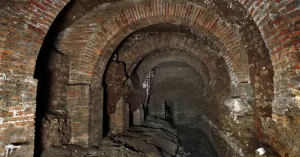 El sistema de alcantarillado de la Antigua Roma, liderado por la Cloaca Máxima, era una avanzada red subterránea para drenar el agua de lluvia y los residuos urbanos, conectada a letrinas públicas y privadas, y que vertía en el río Tíber. Este sistema, uno de los más antiguos y eficientes de la historia, no solo mejoró la salubridad de la ciudad, sino que también se utilizó para eliminar cadáveres y escombros, y se considera un antecedente clave de la gestión moderna de aguas residuales.