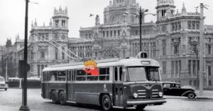 En la fotografía el trolebus nº 1 que hacía el recorrido Puerta del Sol-Plaza del Perú (fue sustituido por el autobús nº 51 que era el que tomaba para ir al colegio). Posteriormente y, para no ser confundidos con línes de tranvias y autobuses que tenían la misma numeración fueron renumerados a la centena.