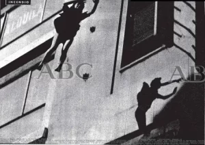 Gran instinto el del fotógrafo para obtener esta impresionante foto de una de las chicas saltando al vacío con su sombra destacándose en la pared (Foto propiedad de la Hemeroteca de ABC, publicada por Blanco y Negro el 1-10-1960).