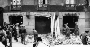 Fachada de la cafetería Rolando en la calle del Correo (al lado de la Puerta del Sol) momentos después de producirse la explosión.