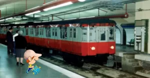 Mi diversión favorita al salir del colegio, era el juego del escondite en toda la red del ferrocarril metropolitano de Madrid (entonces sólo había 4 líneas y el ramal Opera - Norte). En la imagen, andenes asimétricos de la estación de Sol con un tren dispuesto a iniciar la marcha hacia Gran Vía.