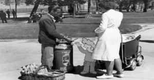 Una de las principales figuras del Madrid castizo es el barquillero que llevaba la barquillera a cuestas llena de barquillos con una ruleta. Iba a él después de montar en 'El Cochecito Leré'.