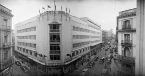 Edificio de cinco plantas de El Corte Inglés en la calle de Preciados de Madrid. Fueron los primeros grandes almacenes de El Corte Inglés.