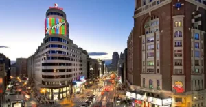 El edificio Carrión, en el chaflan entre la calle Jacometrezo y la Gran Vía, muy cerca de la plaza de Callao y con el edificio del Palacio de la Prensa a la derecha