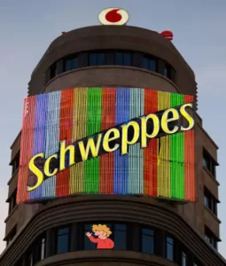 Detalle del luminoso de Schweppes instalado en el edificio Carrión.