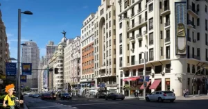 La botella de Schweppes subía y bajaba en el chaflán de la Gran Vía con la calle San Bernardo. Le han valido el indulto municipal, por bonito y por su valor histórico