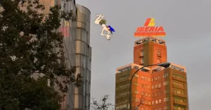 El rótulo luminoso de la compañía aérea de bandera española instalado en la azotea de la Torre Ibiza, popularmente conocido como el edificio Iberia por este cartel