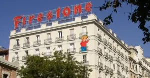 El cartel de Firestone fue instalado en 1956, en el nº 3 de la calle de O’Donnell, al lado de las antiguas Escuelas Aguirre.