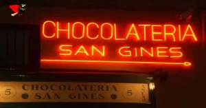 Luminoso que indica la situación de la Chocolatería San Ginés en el pasaje del mismo nombre (muy cerca de la Puerta del Sol y, a donde mi madre me mandaba todos los días a comprar churros cuando era pequeño)