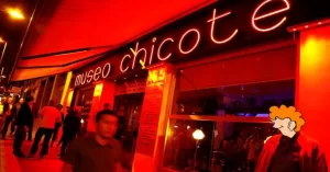 Rótulo luminoso del Museo Chicote en nº 12 de la Gran Vía y que se abrió como Bar de Perico Chicote, y nació como museo en 1940, cuando Perico decidió mostrar al público su colección de casi diez mil botellas de diferentes bebidas almacenadas en un sótano contiguo (yo lo he conocido cuando todavía estaba abierto como bar).