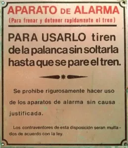 En los vagones del metro estaba colocado junto a la palanca para accionar el frenado de emergencia.