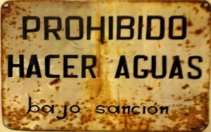 Al 'prohibir hacer aguas' se entiende que se refiere a las 'menores' y a las 'mayores'. Pero esto ya es demasiado ¡No dejaban hacer nada!