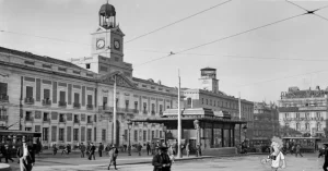 En la fotografía puede verse el templete del Metro de la Puerta del Sol, obra de Antonio Palacio. Existía otro en en San Bernardo y un tercero en la Red de San Luis. Los dos primeros desaparecieron en 1933, debido a la mala relación entre el Ayuntamiento y la compañía del Ferrocarril Metropolitano  y el tercero continuó hasta finales de los años 60.