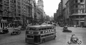 Un autobús de dos pisos circulando por la Gran Vía (entonces se llamaba Avenida de José Antonio) a la altura de la plaza de Callao.