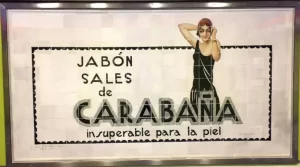 Este cartel apareció tras una pared durante las obras de reforma de la estación de Sevilla. Después de renovarlo, está expuesto en el vestíbulo de dicha estación.