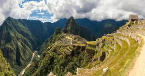 Se puede ver en la imagen las dos grandes sectores principales en que se divide estructuralmente la ciudad de Machu Picchu: la zona agrícola y la zona urbana. La zona agrícola (a la derecha de la imagen), ubicada en la parte alta y alrededores de la ciudadela y, caracterizada por sus andenes o terrazas (que también servían para sostener el terreno, evitando la erosión) mientras que la zona urbana, (al fondo de la imagen), alberga los principales templos y recintos ceremoniales, esto es, donde residían y se realizaban actividades sagradas y administrativas.