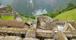 El Templo del Sol en Machu Picchu, también conocido como el 'Torreón', es una estructura semicircular (única existente con esta forma en la ciudadela), construida sobre una gran roca natural y dedicada al culto al dios Sol (Inti). Famoso por su fina arquitectura de estilo imperial, este observatorio astronómico y mausoleo real presenta ventanas alineadas con los solsticios y alberga un altar central de piedra, siendo un lugar sagrado de alta importancia