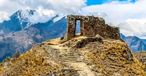 La Puerta del Sol (Intipunku en quechua), fue una vez una caseta de vigilancia que marcó una de las principales entradas a Machu Picchu. El gran recinto lítico presenta grandes ventanas y puertas, y una vez tenía un techo de paja.
