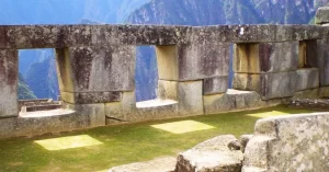 A diferencia de los edificios domésticos o agrícolas de Machu Picchu, este templo cumplía una función exclusivamente ritual y simbólica. Su refinada mampostería y su ubicación en la Plaza Sagrada indican que estaba reservado para el uso religioso de la élite, probablemente vinculado a los mitos de origen inca y al culto solar .