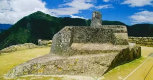 El Reloj Solar Inca, conocido como Intihuatana, fue una destacada construcción que cumplió una doble función en la antigua civilización incaica. Utilizado primordialmente para medir el tiempo, aprovechaba los efectos de la luz y la sombra para marcar los distintos momentos del día. Sin embargo, su importancia trascendía lo meramente temporal, ya que también servía como un sagrado altar de piedra.