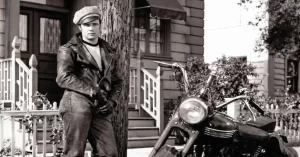 Marlon Brando y la Triumph en la película 'Salvaje' (The Wild One).