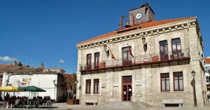 Foto actual de la fachada del ayuntamiento de Guadalix de la Sierra, en que se ve el balcón desde el que José Isbert pronunció el famoso discurso.